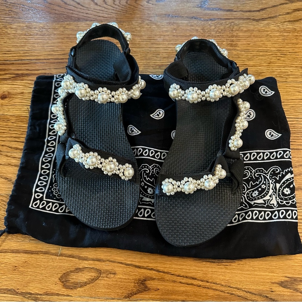 Arizona Love Faux Pearl Trekky Sandals Sz 10